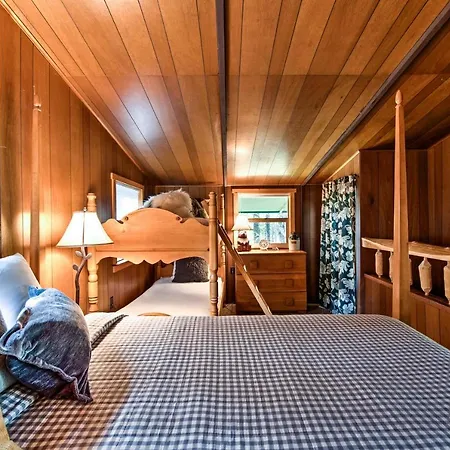 Serene Washington Escape With Deck And Mountain Views!
